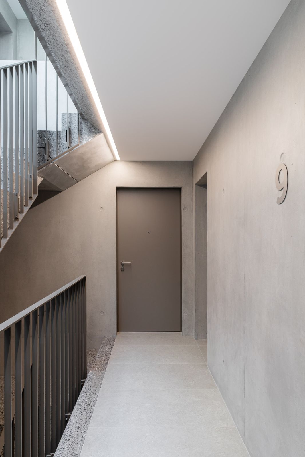 Palier en béton, porte n°9