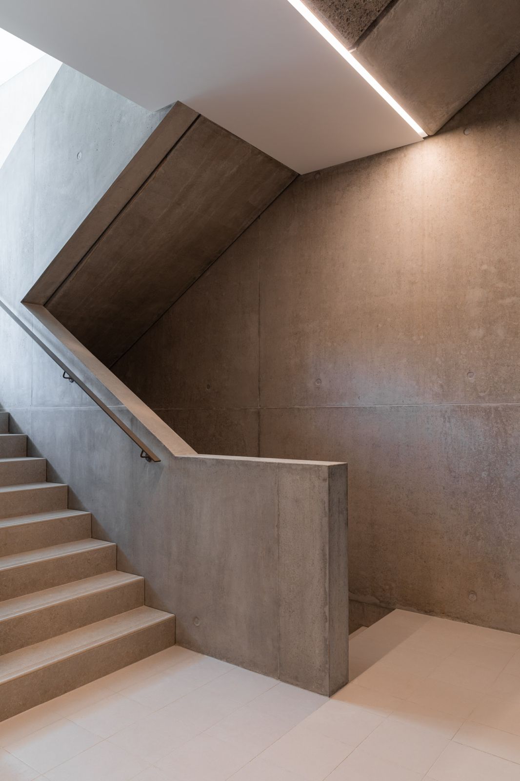 Cage d'escalier en béton — lumière naturelle