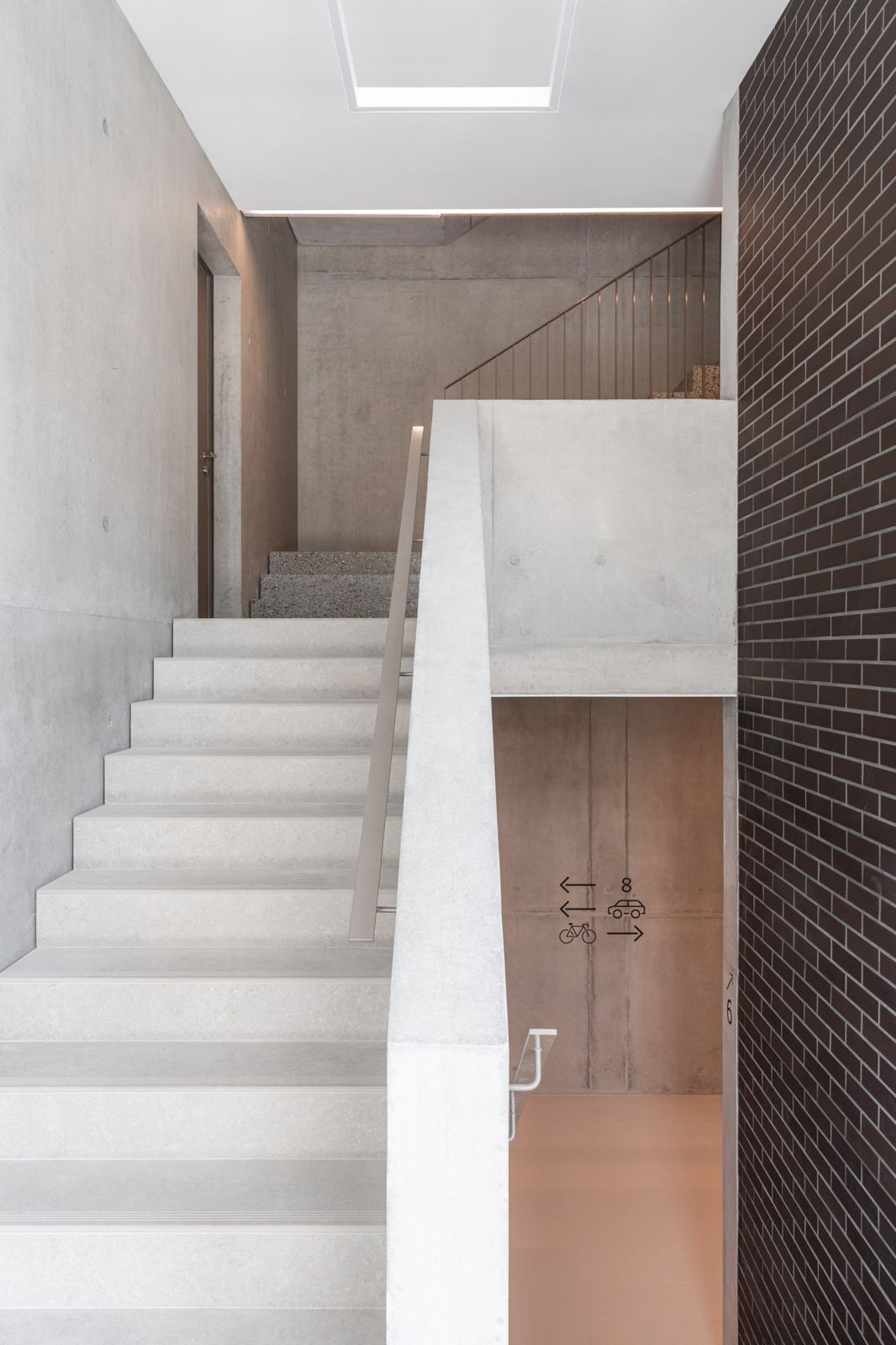 Escalier, brique sombre et signalétique